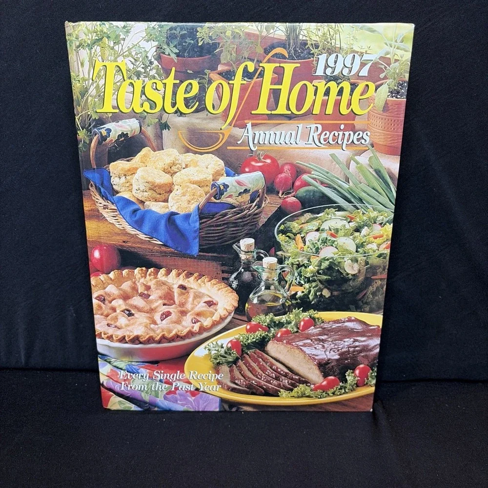 Lot of 4 TASTE OF HOME‎ ANNUAL RECIPES Cookbooks - 1997, 1998, 1999, And 2000